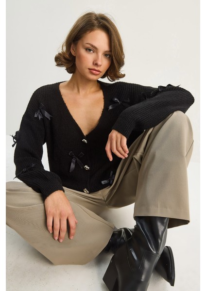 Kadın Fiyonk Aksesuarlı V Yaka Oversize Düğmeli Hırka fiyatları