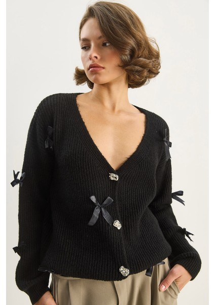 Kadın Fiyonk Aksesuarlı V Yaka Oversize Düğmeli Hırka indirimleri