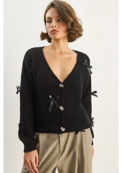 Kadın Fiyonk Aksesuarlı V Yaka Oversize Düğmeli Hırka