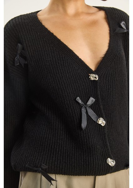 Kadın Fiyonk Aksesuarlı V Yaka Oversize Düğmeli Hırka