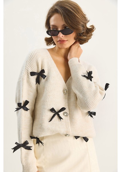 Kadın Fiyonk Aksesuarlı V Yaka Oversize Düğmeli Hırka