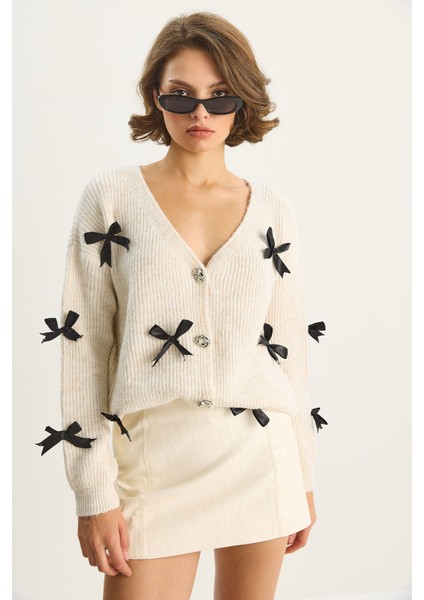 Kadın Fiyonk Aksesuarlı V Yaka Oversize Düğmeli Hırka fiyatları