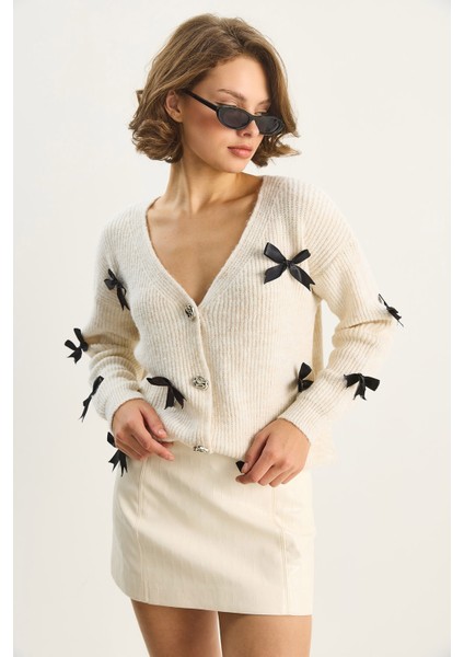 Kadın Fiyonk Aksesuarlı V Yaka Oversize Düğmeli Hırka modelleri