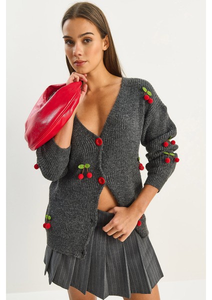 Kadın V Yaka Kiraz Aksesuarlı Triko Hırka