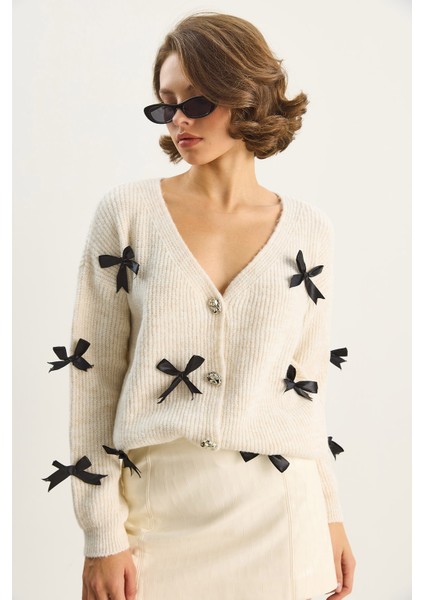 Kadın Fiyonk Aksesuarlı V Yaka Oversize Düğmeli Hırka fırsatları