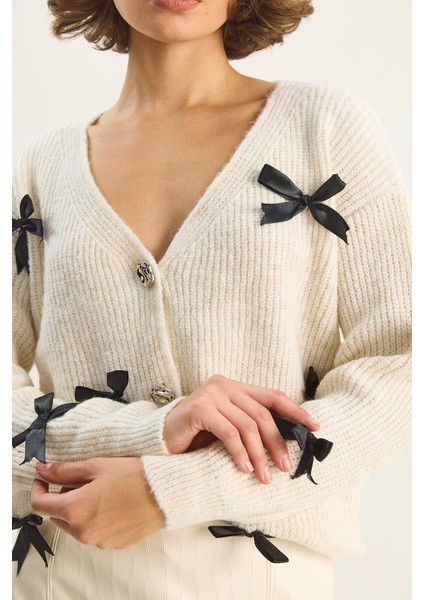 Kadın Fiyonk Aksesuarlı V Yaka Oversize Düğmeli Hırka indirimleri