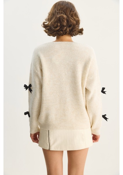 Kadın Fiyonk Aksesuarlı V Yaka Oversize Düğmeli Hırka