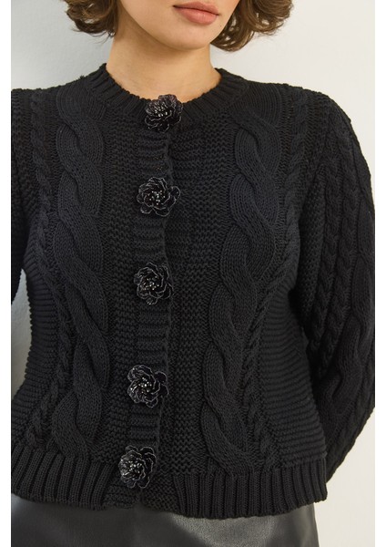 Kadın Bisiklet Yaka Saç Örgü Çiçek Düğme Aksesuarlı Triko Hırka indirimleri