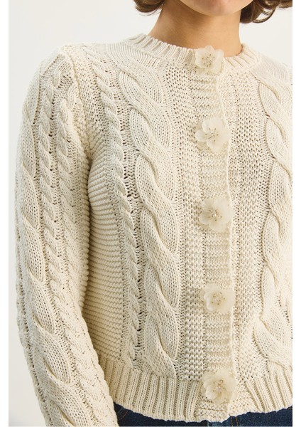 Kadın Bisiklet Yaka Saç Örgü Çiçek Düğme Aksesuarlı Triko Hırka indirimleri