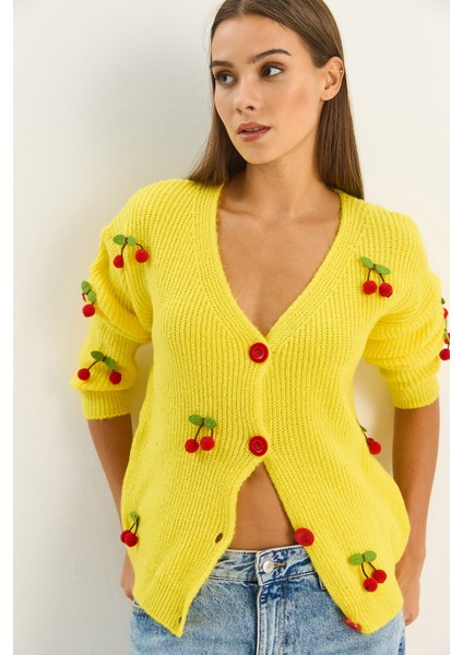Kadın V Yaka Kiraz Aksesuarlı Triko Hırka fırsatları