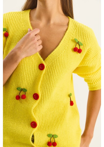 Kadın V Yaka Kiraz Aksesuarlı Triko Hırka