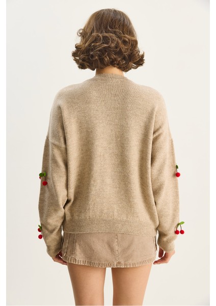 Kadın Bisiklet Yaka Kiraz Aksesuarlı Regular Triko Kazak