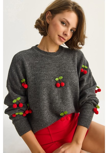 Kadın Bisiklet Yaka Kiraz Aksesuarlı Regular Triko Kazak