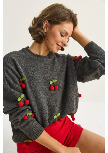 Kadın Bisiklet Yaka Kiraz Aksesuarlı Regular Triko Kazak fiyatları