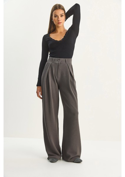 Kadın Yüksek Bel Dökümlü Cep Detaylı Piliseli Pantolon modelleri