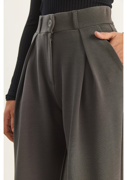 Kadın Yüksek Bel Dökümlü Cep Detaylı Piliseli Pantolon