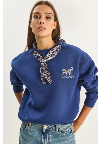 Kadın Fular Detaylı Leopar Nakışlı Üç Iplik Şardonlu Oversize Sweatshirt