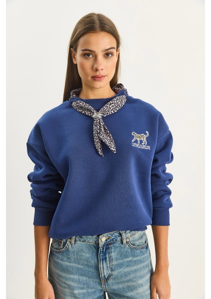 Kadın Fular Detaylı Leopar Nakışlı Üç Iplik Şardonlu Oversize Sweatshirt fiyatları