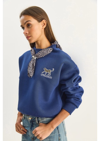 Kadın Fular Detaylı Leopar Nakışlı Üç Iplik Şardonlu Oversize Sweatshirt modelleri