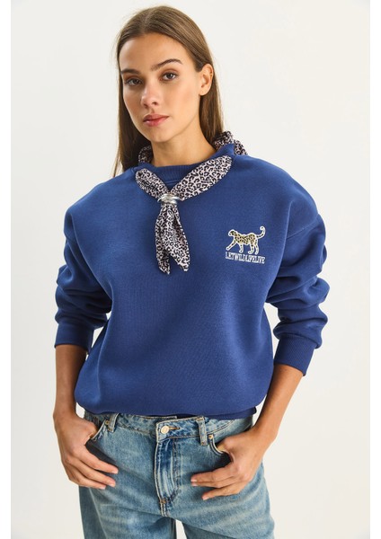 Kadın Fular Detaylı Leopar Nakışlı Üç Iplik Şardonlu Oversize Sweatshirt fırsatları