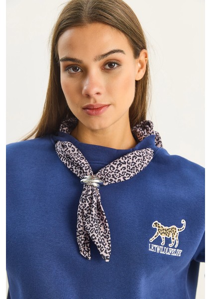 Kadın Fular Detaylı Leopar Nakışlı Üç Iplik Şardonlu Oversize Sweatshirt indirimleri
