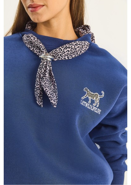 Kadın Fular Detaylı Leopar Nakışlı Üç Iplik Şardonlu Oversize Sweatshirt