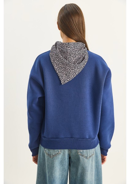 Kadın Fular Detaylı Leopar Nakışlı Üç Iplik Şardonlu Oversize Sweatshirt
