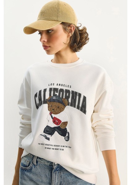 Kadın Bisiklet Yaka Teddy Nakışlı Baskı Detaylı Relaxed Sweatshirt