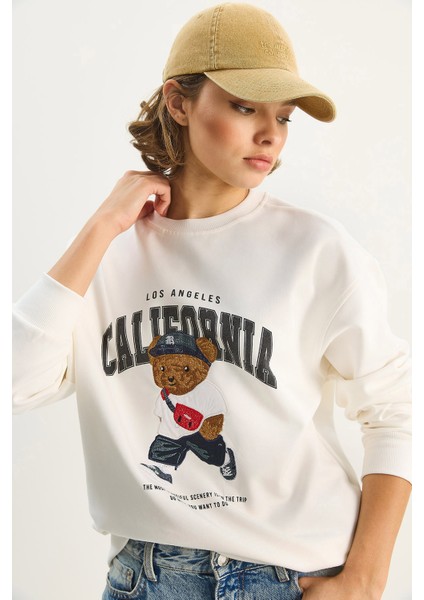 Kadın Bisiklet Yaka Teddy Nakışlı Baskı Detaylı Relaxed Sweatshirt fırsatları