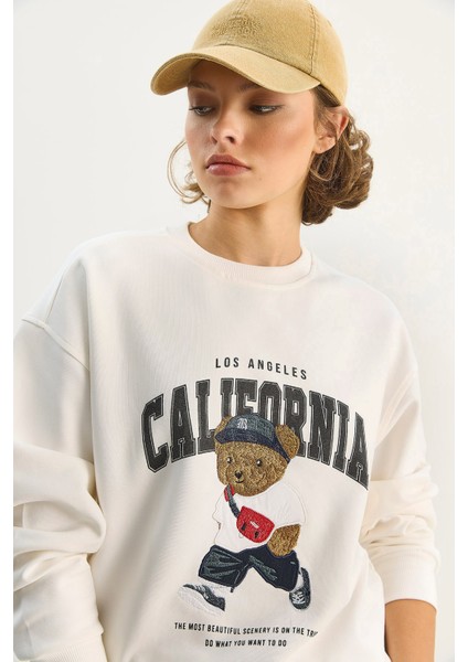 Kadın Bisiklet Yaka Teddy Nakışlı Baskı Detaylı Relaxed Sweatshirt indirimleri