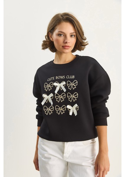 Kadın Fiyonk Nakışlı Kurdele Aksesuarlı Üç Iplik Şardonlu Sweatshirt fiyatları