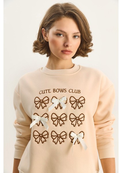 Kadın Fiyonk Nakışlı Kurdele Aksesuarlı Üç Iplik Şardonlu Sweatshirt