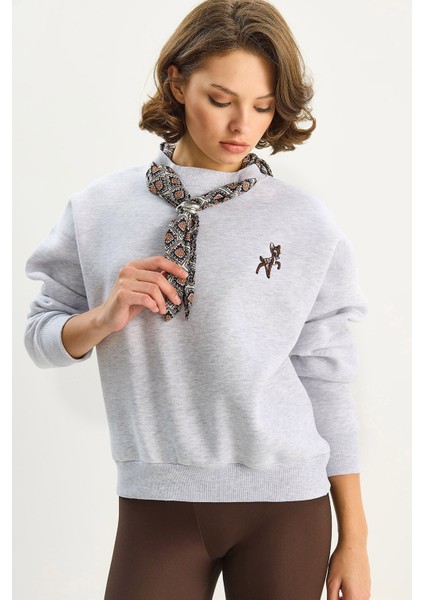 Kadın Fular Detaylı Ceylan Naıkışlı Üç Iplik Şardonlu Oversize Sweatshirt