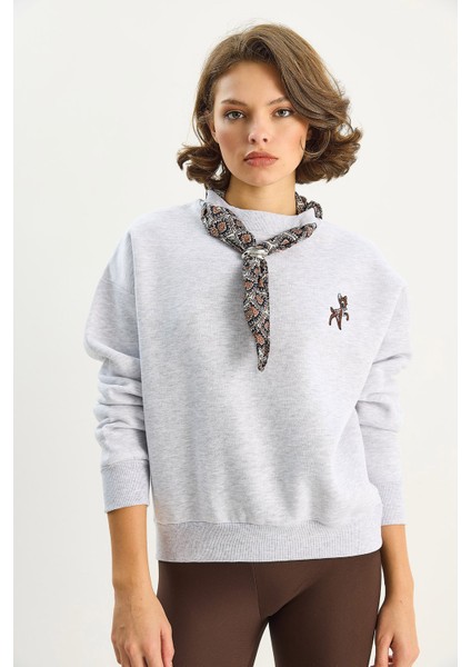 Kadın Fular Detaylı Ceylan Naıkışlı Üç Iplik Şardonlu Oversize Sweatshirt fiyatları