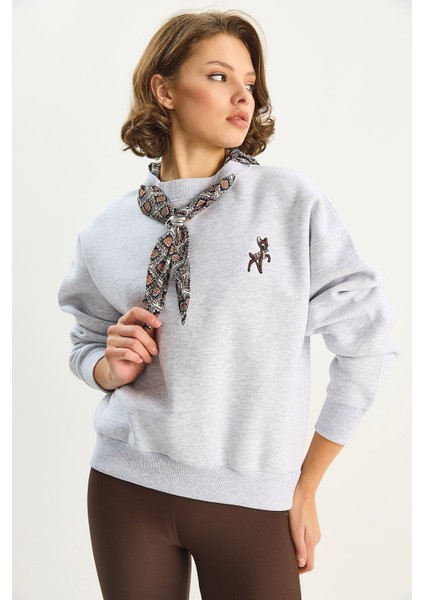 Kadın Fular Detaylı Ceylan Naıkışlı Üç Iplik Şardonlu Oversize Sweatshirt modelleri