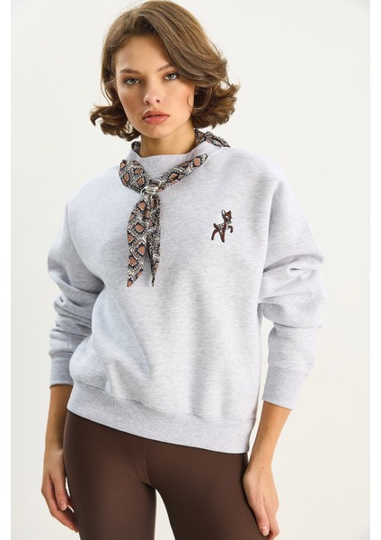Kadın Fular Detaylı Ceylan Naıkışlı Üç Iplik Şardonlu Oversize Sweatshirt fırsatları