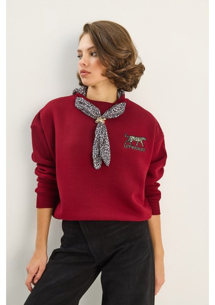 Kadın Fular Detaylı Leopar Nakışlı Üç Iplik Şardonlu Oversize Sweatshirt fiyatları