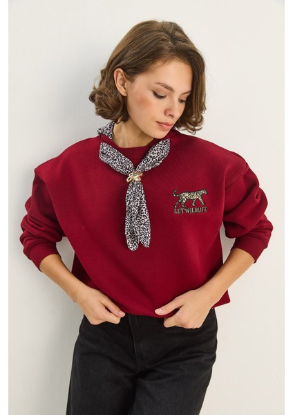 Kadın Fular Detaylı Leopar Nakışlı Üç Iplik Şardonlu Oversize Sweatshirt modelleri