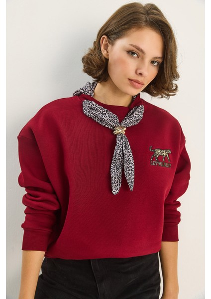 Kadın Fular Detaylı Leopar Nakışlı Üç Iplik Şardonlu Oversize Sweatshirt fırsatları