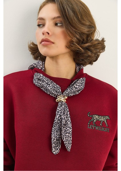 Kadın Fular Detaylı Leopar Nakışlı Üç Iplik Şardonlu Oversize Sweatshirt indirimleri