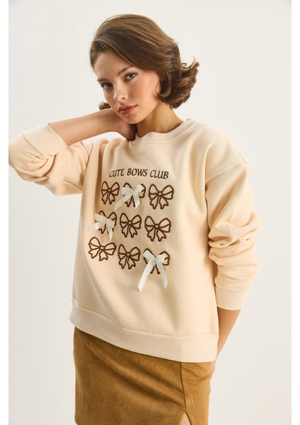 Kadın Fiyonk Nakışlı Kurdele Aksesuarlı Üç Iplik Şardonlu Sweatshirt modelleri