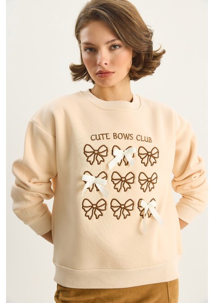 Kadın Fiyonk Nakışlı Kurdele Aksesuarlı Üç Iplik Şardonlu Sweatshirt fırsatları