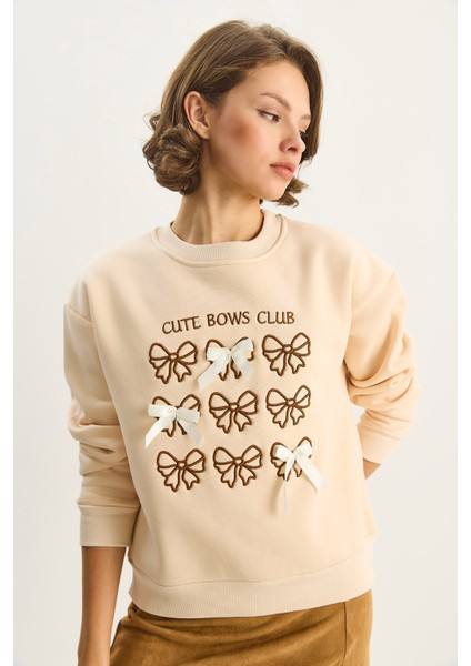 Kadın Fiyonk Nakışlı Kurdele Aksesuarlı Üç Iplik Şardonlu Sweatshirt indirimleri