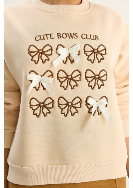 Kadın Fiyonk Nakışlı Kurdele Aksesuarlı Üç Iplik Şardonlu Sweatshirt