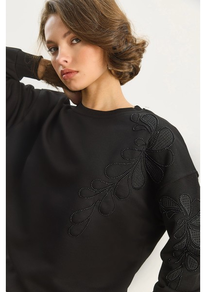 Kadın Bisiklet Yaka Çiçek Nakış ve Boncuk Işlemeli Sweatshirt