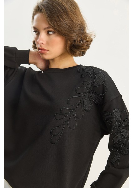 Kadın Bisiklet Yaka Çiçek Nakış ve Boncuk Işlemeli Sweatshirt fiyatları