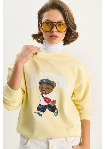 Kadın Bisiklet Yaka Teddy Nakışlı Baskı Detaylı Relaxed Sweatshirt modelleri