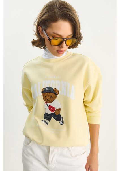 Kadın Bisiklet Yaka Teddy Nakışlı Baskı Detaylı Relaxed Sweatshirt fırsatları