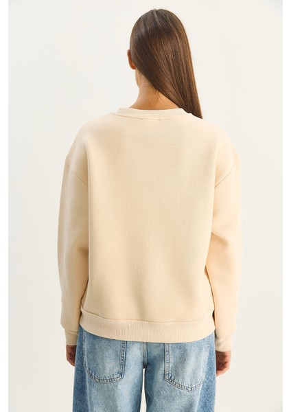 Kadın Bisiklet Yaka Kelebek Aksesuarlı Taş Işlemeli Üç Iplik Şadonlu Sweatshirt