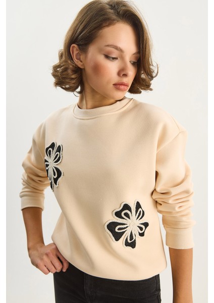 Kadın Bisiklet Yaka Çiçek Nakışlı Üç Iplik Şardonlu Sweatshirt fiyatları